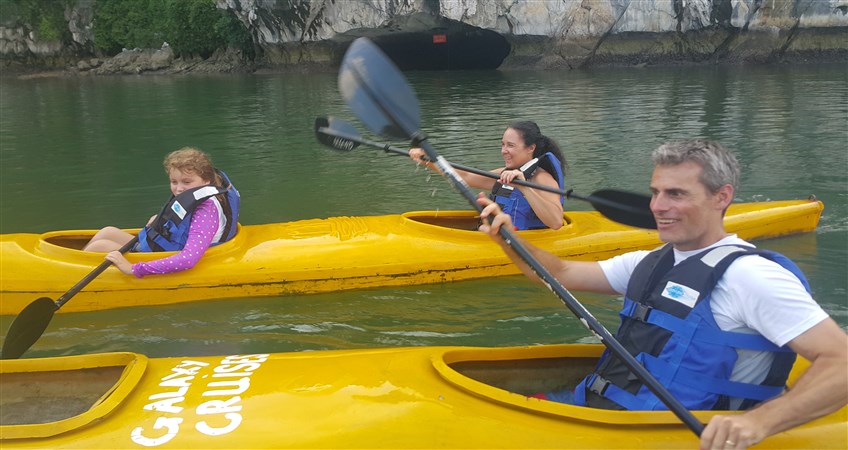 kayaking in halong bay vivutravel