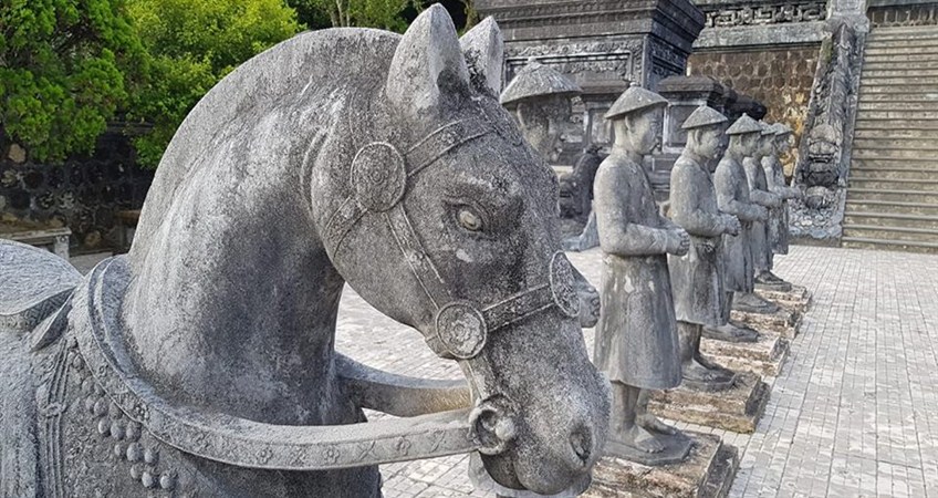 family tour in hue vietnam