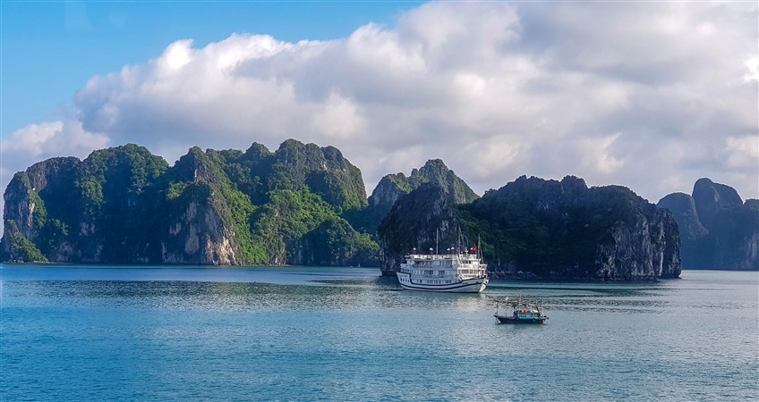 halong cruise vietnam tour