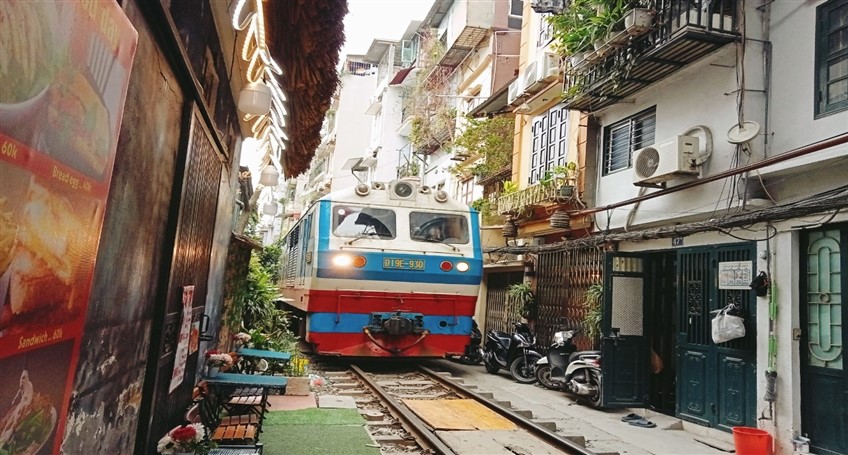 hanoi train street
