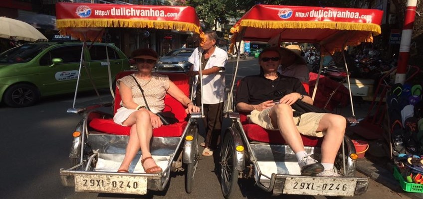 cyclo ride around hanoi old quarter